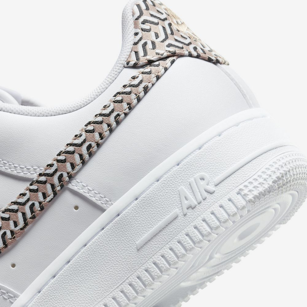 Кросівки Nike WMNS AIR FORCE 1 LX DZ2709-100