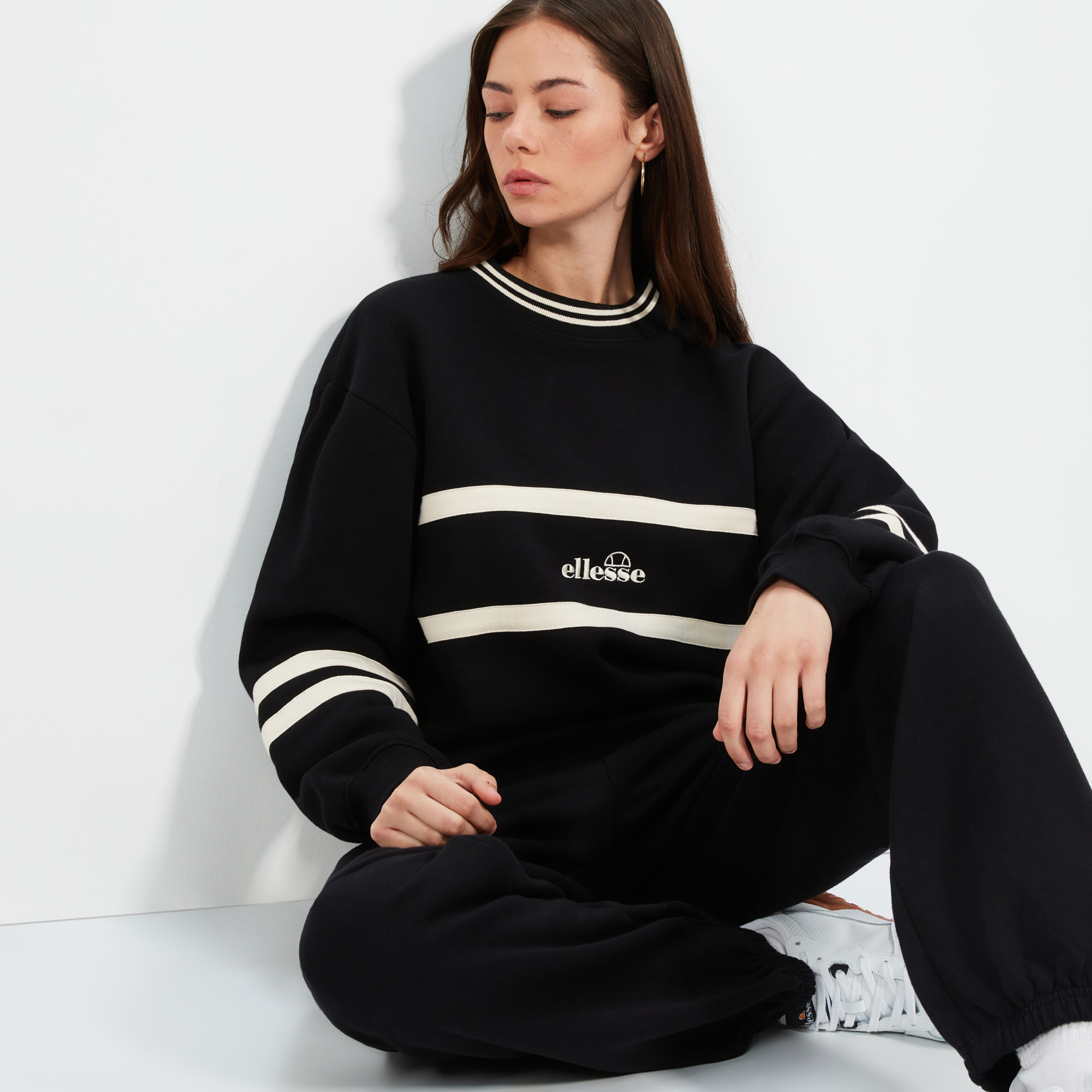 Толстовка Ellesse Sweatshirt SGT19161-011